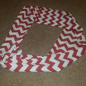 Red and white chevron halo scarf